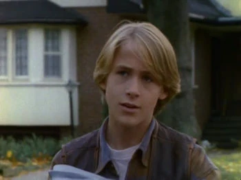 Ryan Gosling como personagem adolescente Greg Banks no elenco de "Sorria e Morra", primeira adaptação de Goosebumps